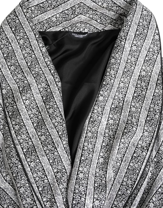 Técnicamente, 'Silk Robe Shawl Collar Long Sleeves' se traduce como: Bata de Seda con Cuello Chal y Mangas Largas. - Image 5