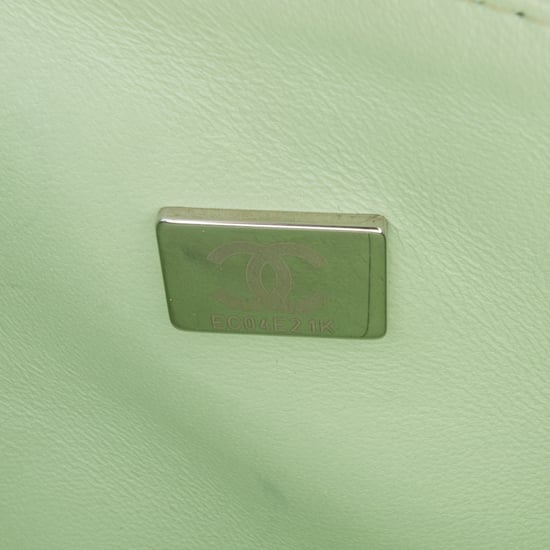 Bolso Mini Flap Chanel 19 de Cordero Verde Pálido - Image 6