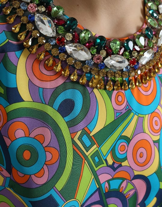 Vestido Mini Op Art con Cuello de Joyas y Manga Larga - Image 5