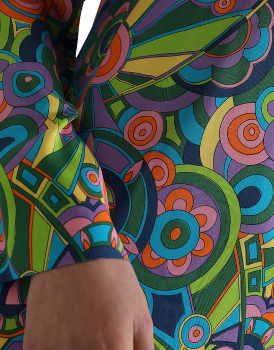 Vestido Mini Op Art con Cuello de Joyas y Manga Larga - Image 6