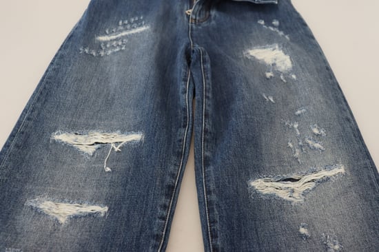 Jeans de mezclilla desgastados con rotos - Image 5