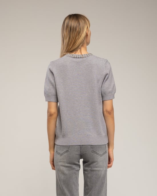 Jersey con pedrería en el cuello. - Image 2