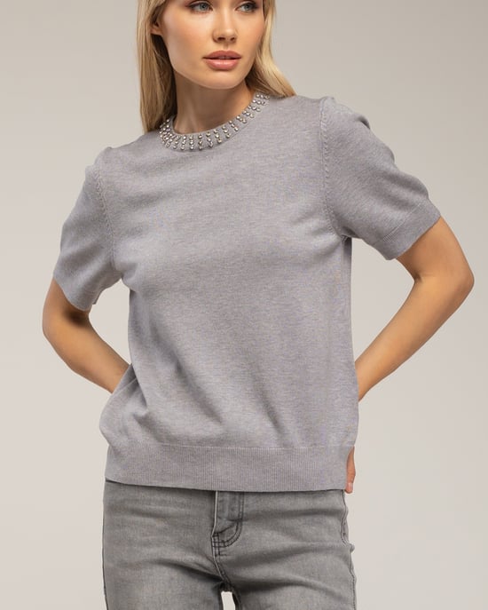 Jersey con pedrería en el cuello. - Image 3