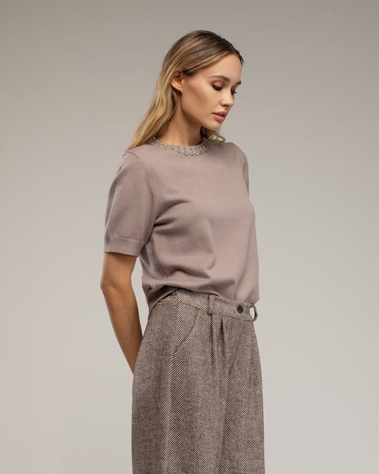 Jersey con pedrería en el cuello. - Image 1