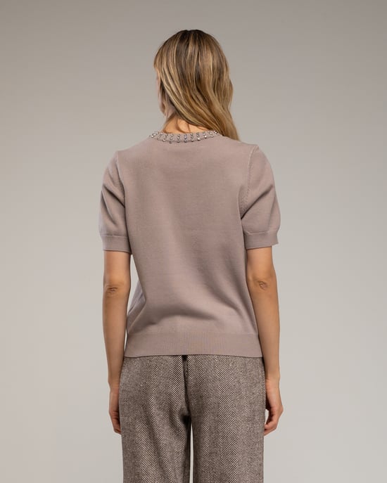 Jersey con pedrería en el cuello. - Image 2