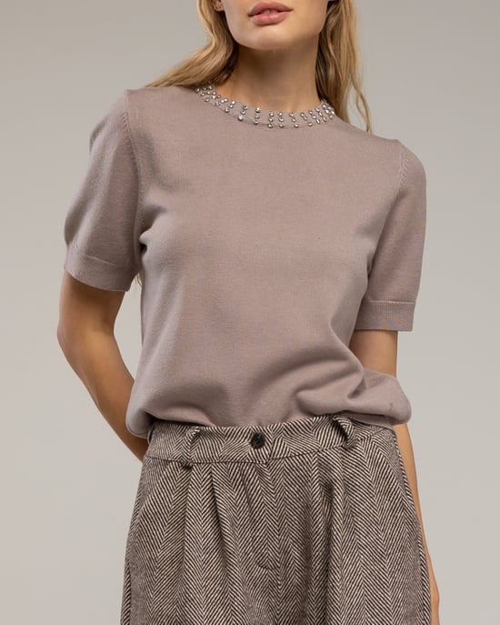 Jersey con pedrería en el cuello. - Image 3