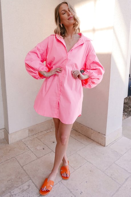 Vestido Mini de Camisa con Botones y Mangas Abullonadas en Color Rosa Brillante - Image 6