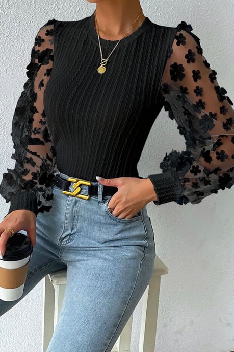 Blusa de punto texturizado con mangas de malla y aplicación floral negra - Image 4