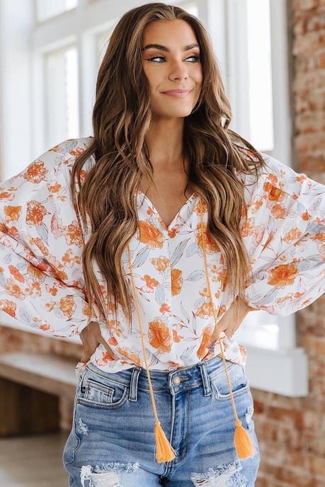 Blusa Floral de Manga Burbuja con Escote en V y Cinta de Flecos Blanca - Image 1