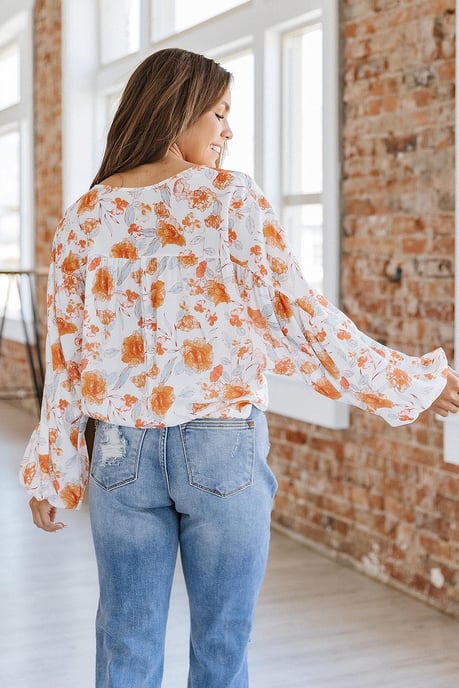 Blusa Floral de Manga Burbuja con Escote en V y Cinta de Flecos Blanca - Image 4