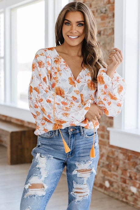 Blusa Floral de Manga Burbuja con Escote en V y Cinta de Flecos Blanca - Image 5