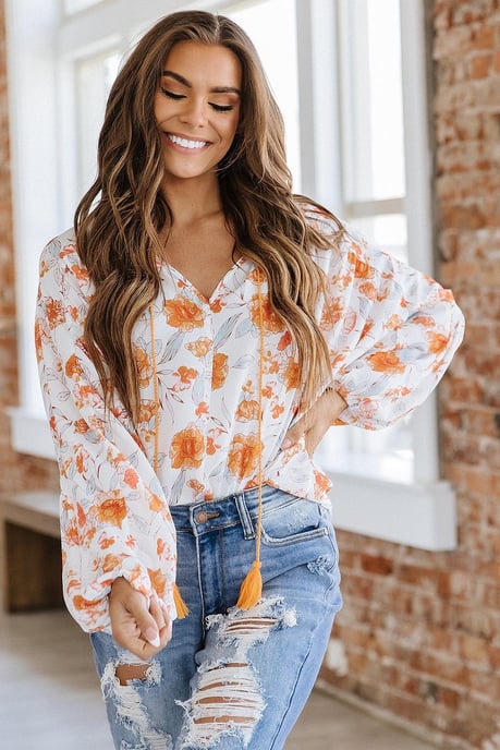 Blusa Floral de Manga Burbuja con Escote en V y Cinta de Flecos Blanca - Image 6