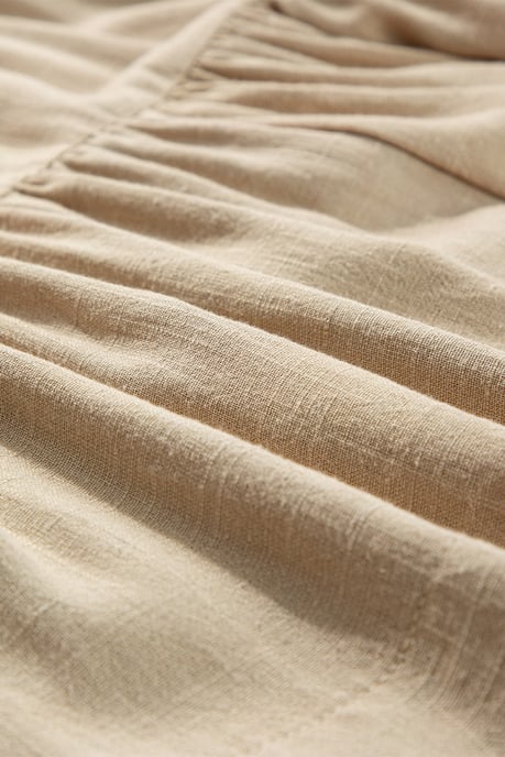 Vestido mini de camisa plisada de tirantes abotonados con mangas abullonadas en tono bronceado - Image 4