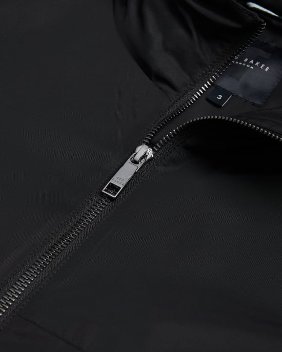 Chaqueta con capucha Basham en negro - Image 5
