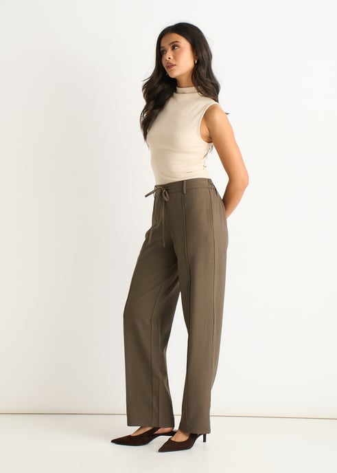 Pantalones de sastrería con cordón ajustable en la parte trasera y color gris marrón. - Image 3