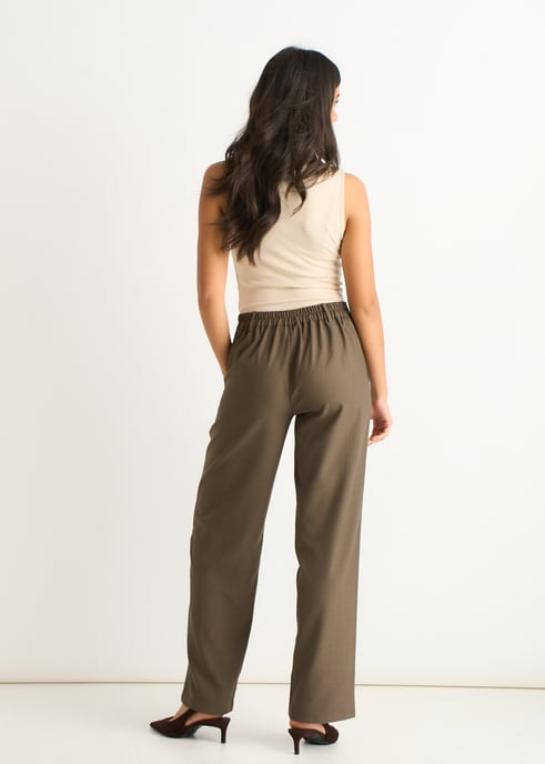 Pantalones de sastrería con cordón ajustable en la parte trasera y color gris marrón. - Image 4