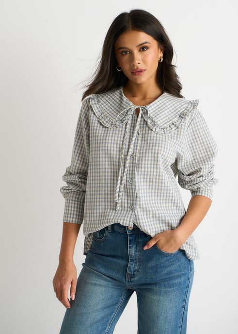 Camisa con cuello Peter Pan y estampado de cuadros azules en tejido de algodón a cuadros. - Image 1