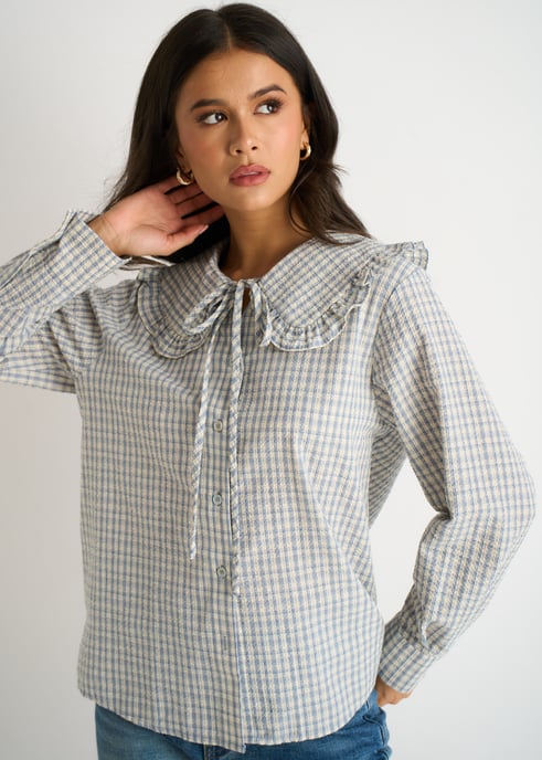 Camisa con cuello Peter Pan y estampado de cuadros azules en tejido de algodón a cuadros. - Image 2