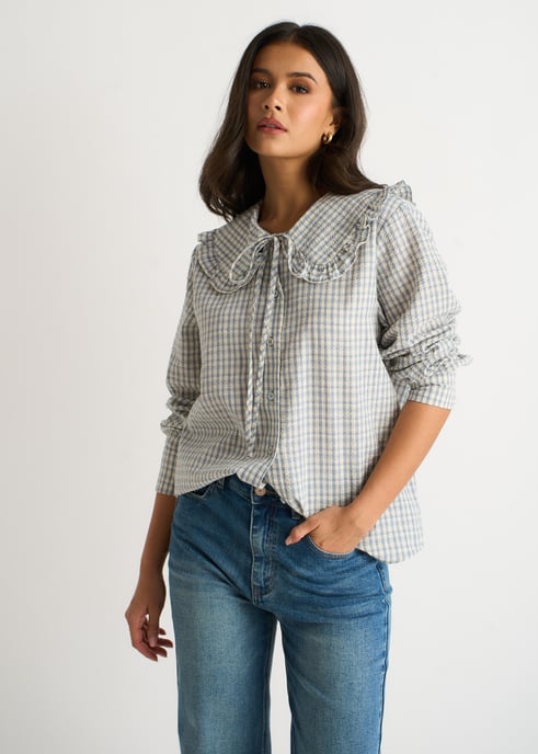 Camisa con cuello Peter Pan y estampado de cuadros azules en tejido de algodón a cuadros. - Image 3