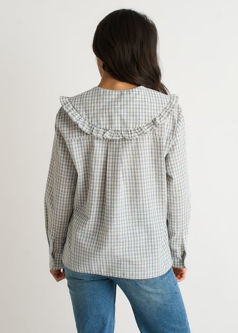 Camisa con cuello Peter Pan y estampado de cuadros azules en tejido de algodón a cuadros. - Image 4
