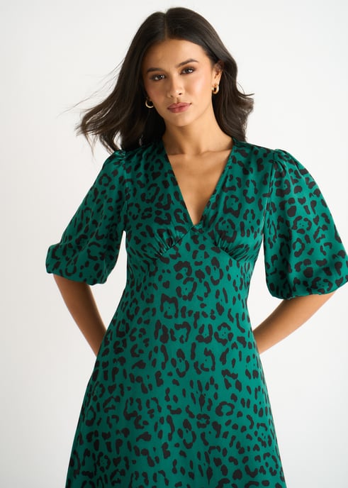 Vestido midi de satén verde con estampado animal - Image 2