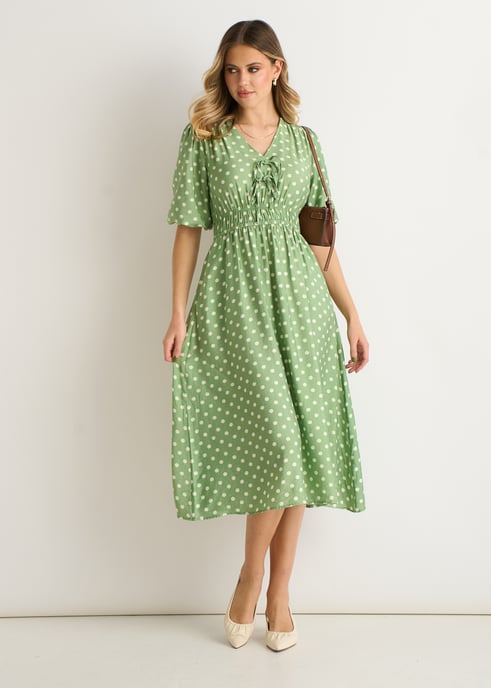 Vestido midi recto con cintura fruncida y estampado de lunares verde salvia - Image 1