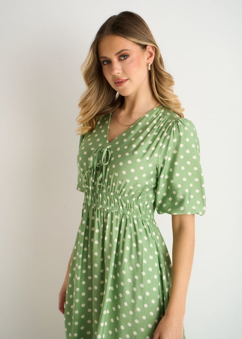 Vestido midi recto con cintura fruncida y estampado de lunares verde salvia - Image 3