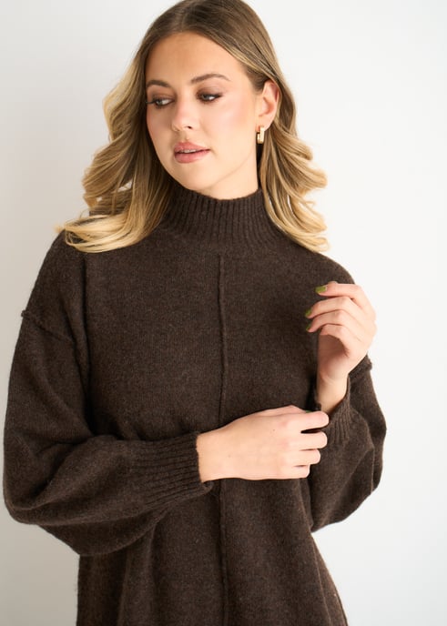 Vestido recto de punto marrón con cuello redondo - Image 2