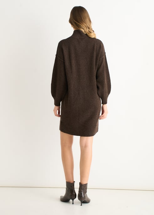 Vestido recto de punto marrón con cuello redondo - Image 4