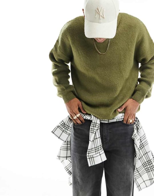 ASOS DESIGN oversized stickad borstad crew neck tröja i khaki - Image 1