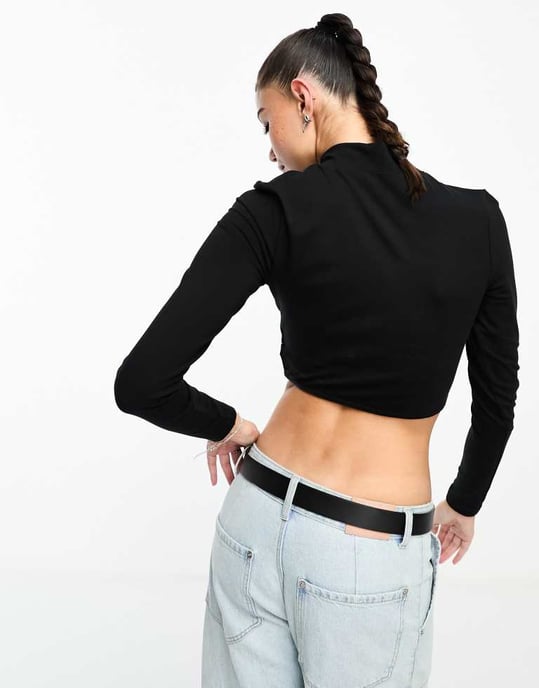 Dr Denim Lizzie hög mock neck långärmad crop top i svart - Image 4