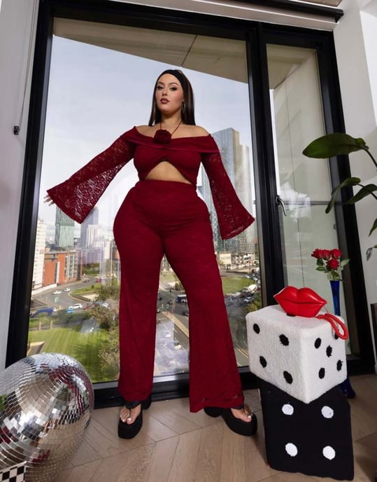 Labelrail x Holly Marston korsett detalj off shoulder spets cropped topp co-ord i oxblod - Image 1