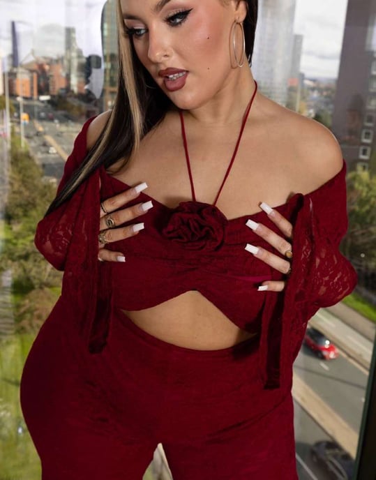 Labelrail x Holly Marston korsett detalj off shoulder spets cropped topp co-ord i oxblod - Image 3