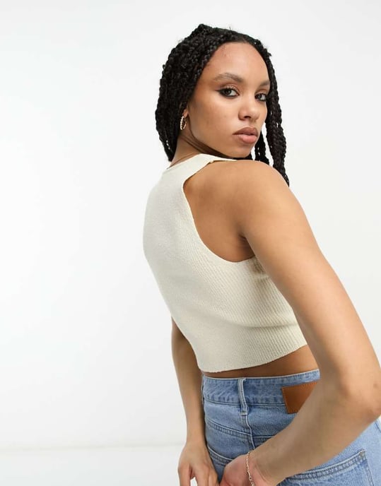 ASOS DESIGN stickad texturerad crop top med skär detaljer i stenfärg - Image 4