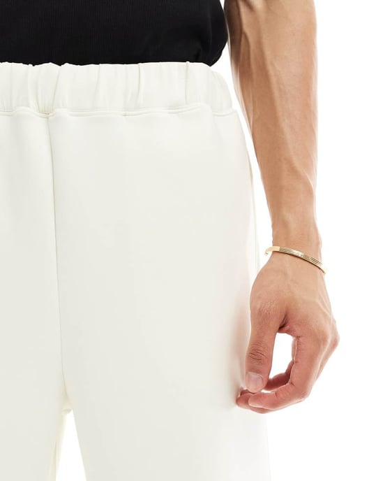 ASOS DESIGN tunga slim bermuda-shorts i scuba-liknande tyg i svart - Image 4