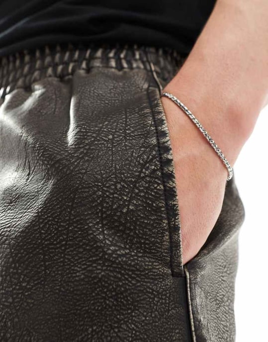 ASOS DESIGN shorts i kraftigt tvättad läderlook - Image 3