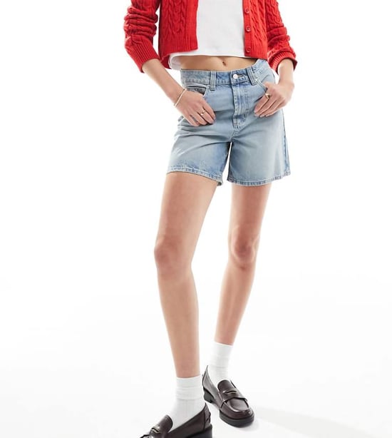 ASOS DESIGN Lång denim pappashorts i ljustvättad blå - Image 1
