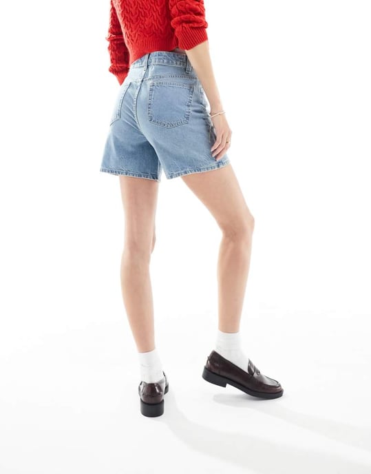 ASOS DESIGN Lång denim pappashorts i ljustvättad blå - Image 2