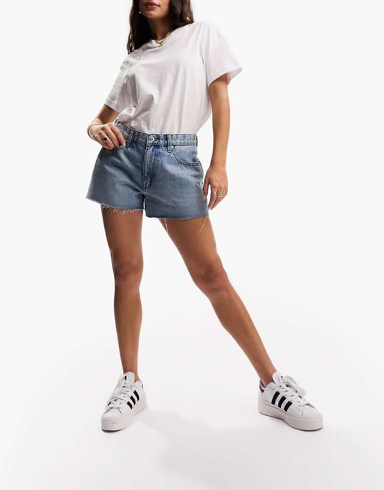 ASOS DESIGN Timless jeans 'avslappnad' shorts i mellanblått - Image 4