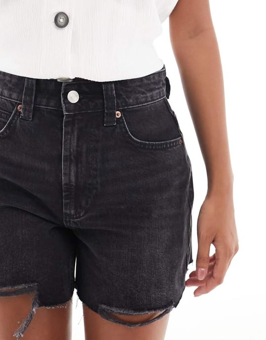 ASOS DESIGN Petite denim shorts i tvättad svart - Image 3