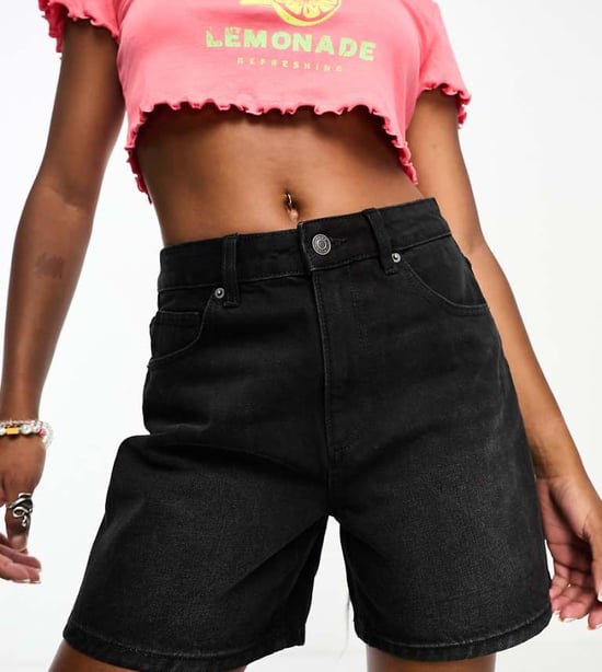 ASOS DESIGN Petite jeansshorts för pappa i tvättad svart - Image 1