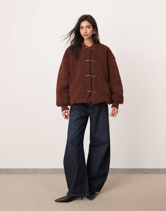 ASOS EDITION borg chunky spänne detaljer oversized bomberjacka i choklad - Image 1
