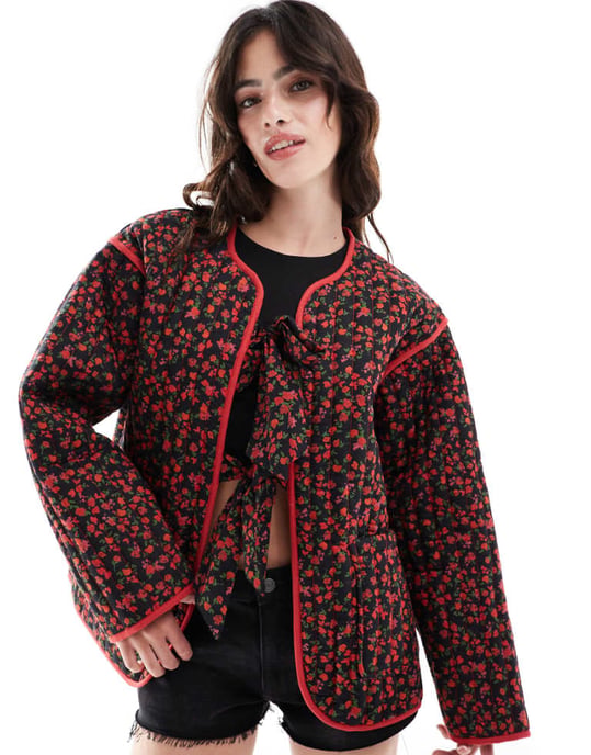 ASOS DESIGN vadderad blommig jacka i röd - Image 1