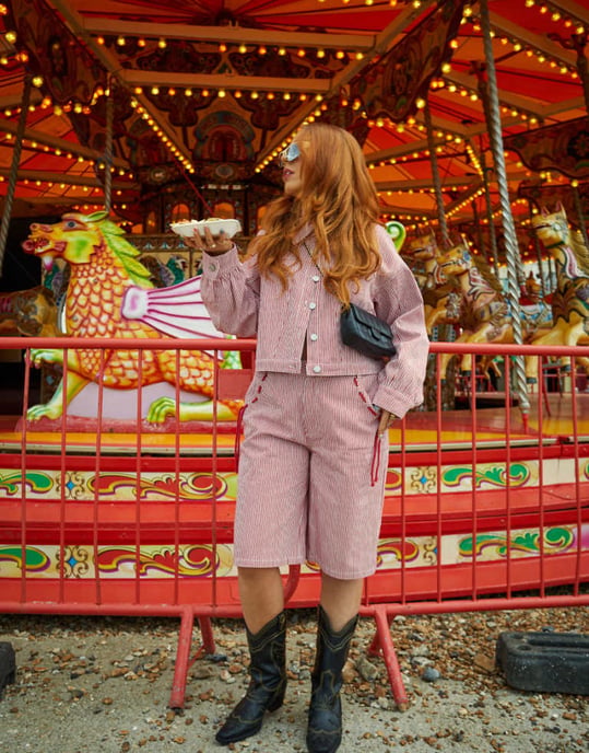 Labelrail x Laura Elizabeth Klein randig denimkort jacka koord i röd - Image 1