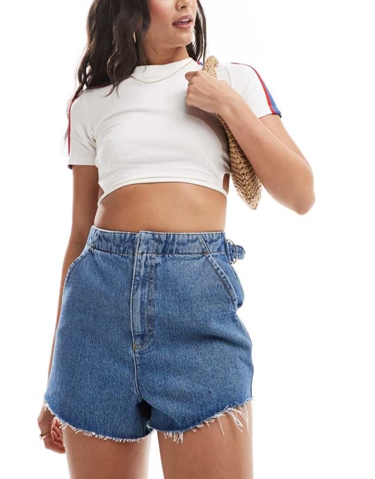 ASOS DESIGN denim mikroshorts med dragsko i midwash blå - Image 1
