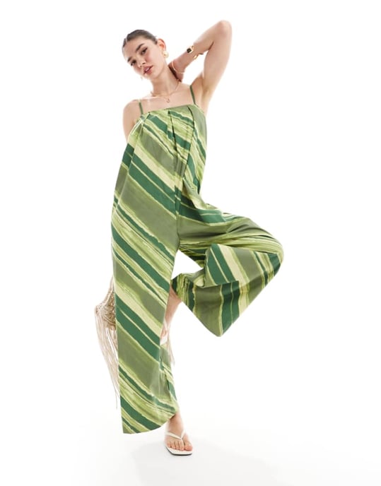 ASOS Design plisserad fyrkantig hals vid ben jumpsuit i grönrandig tryck - Image 1