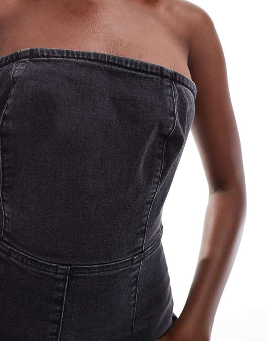 ASOS DESIGN denim bandeau bodycon jumpsuit i tvättad svart - Image 4
