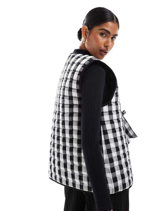 ASOS DESIGN vadderad väst med rosetter i mono gingham - Image 4