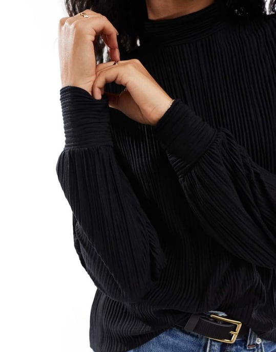 Vero Moda långärmad plisserad topp i svart - Image 2