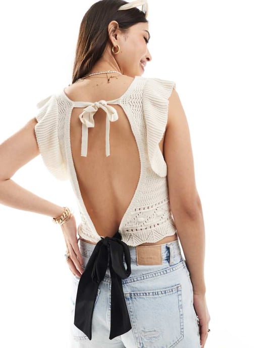 Miss Selfridge virkad volangärmad detalj öppen rygg kontrast rosett topp i krämfärgad - Image 1